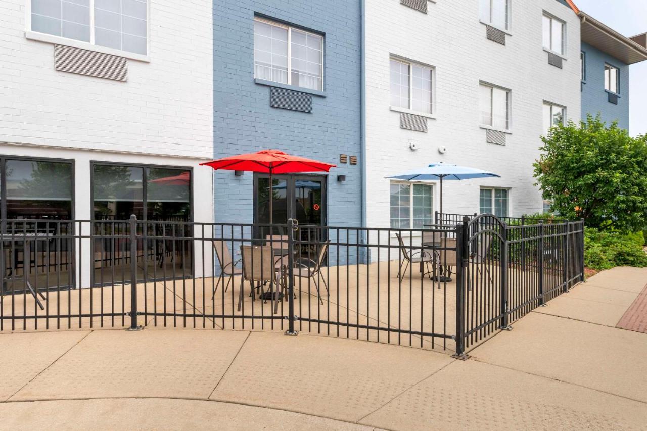 Comfort Suites Elgin Bagian luar foto
