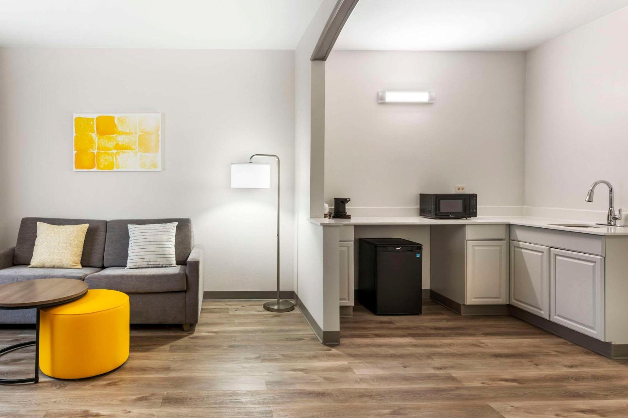 Comfort Suites Elgin Bagian luar foto