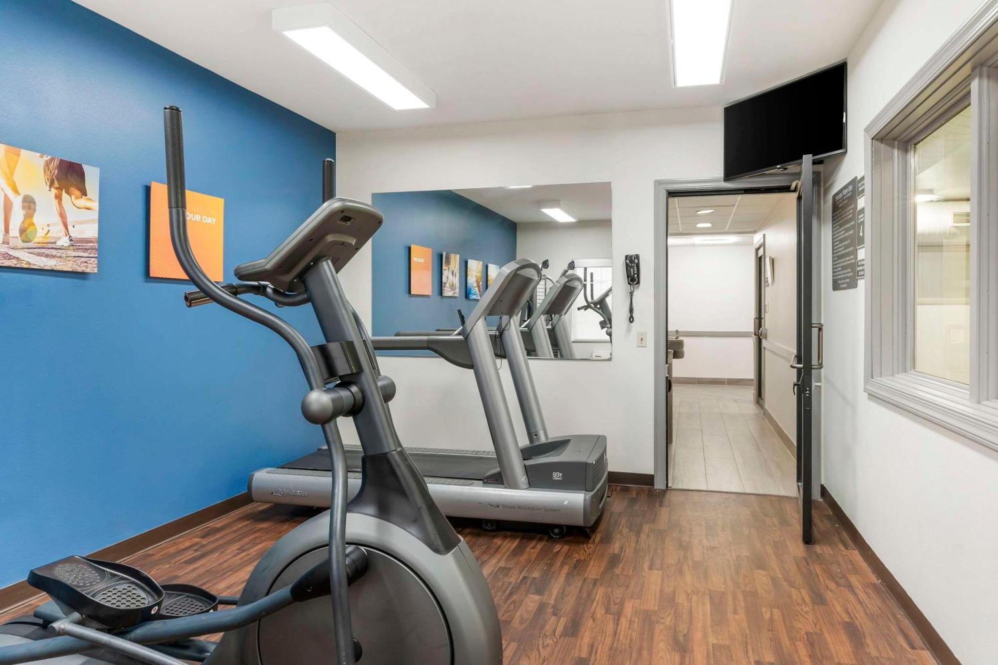 Comfort Suites Elgin Bagian luar foto