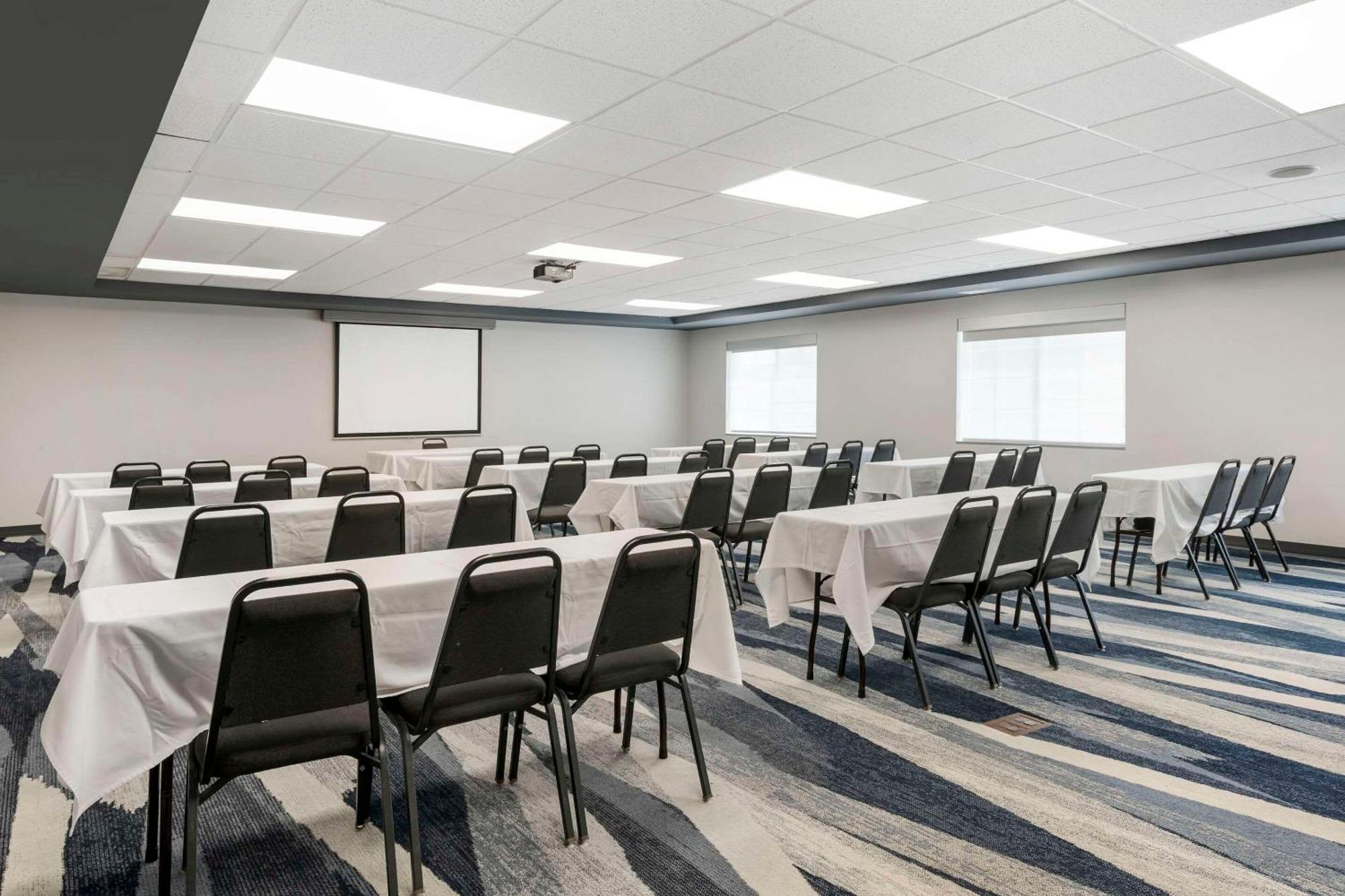 Comfort Suites Elgin Bagian luar foto
